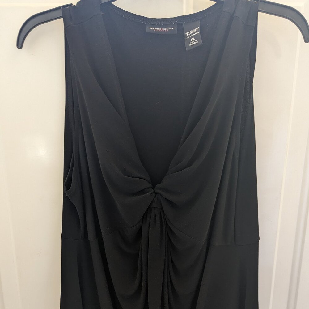 New York & Co black v-neck, sleeveless blouse Sz XL